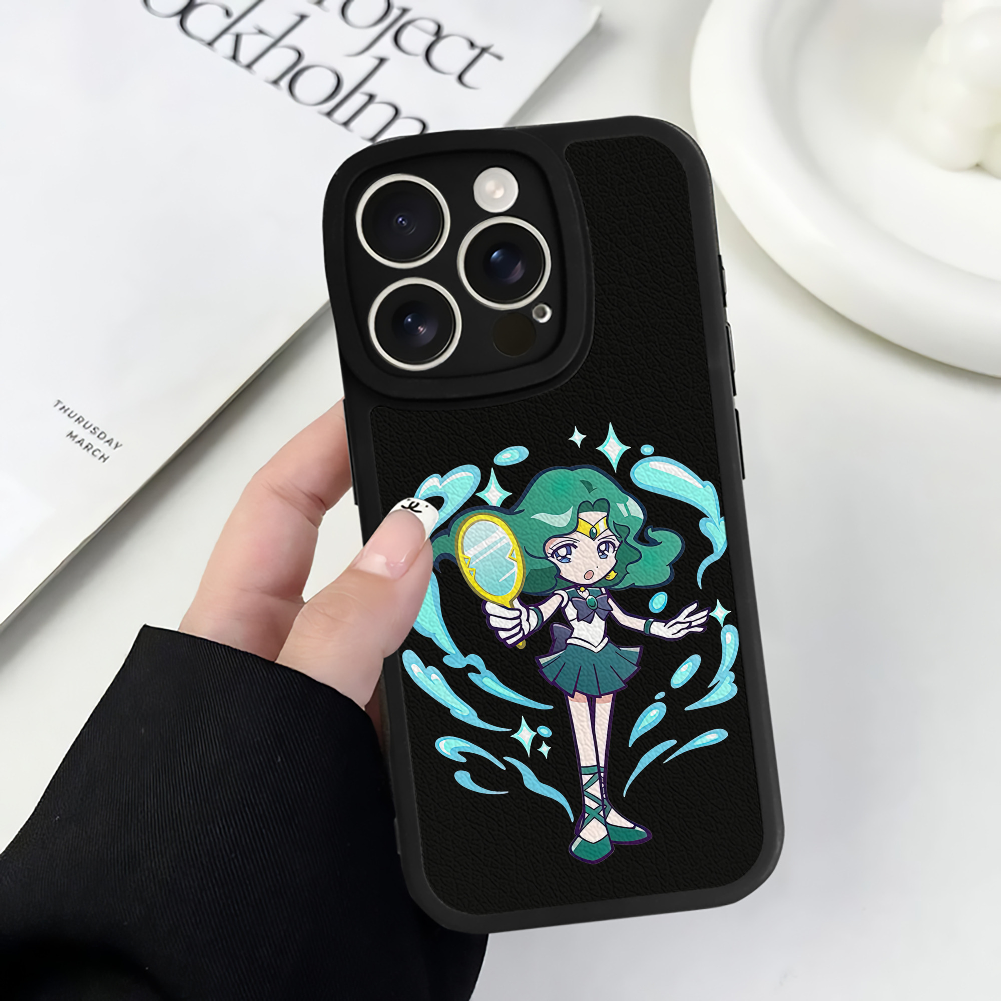 （画像用） 美少女戦士セーラームーン 海王 みちる（かいおう みちる） Sailor Moon Kaiou Michiru 【iPhone 16シリーズ対応】シリコンスマホケース（レザー調） 材質：シリコン